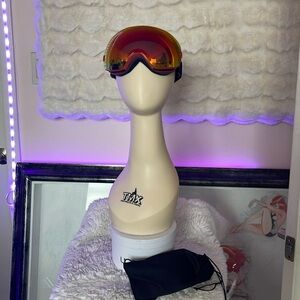 Ski and snowboarding goggles accessory for winter and snow NWOT with bag